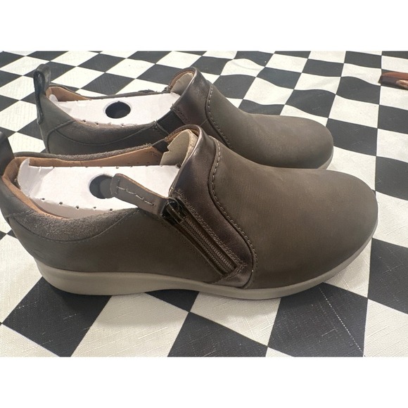 Clarks Unstructured Taupe Leather Slip On Loafers NEW Shoes Women's Size 6M - Picture 1 of 7